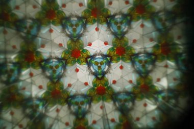 Kaleydoskopta simetrik resim oluşturuldu