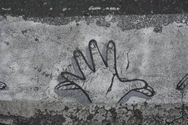 Yaya geçidinde bir elin grafitisi