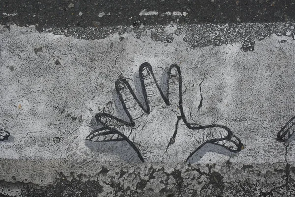 Yaya geçidinde bir elin grafitisi