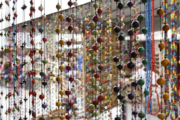 Brezilya 'daki zanaat fuarında renkli tohum kolyeleri