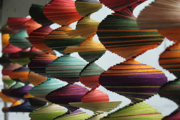 Ahşap çubuklu renkli spiraller