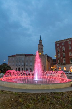 Renkli çeşme geceleri bölünür