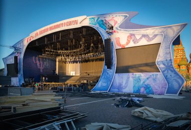 Moskova, Rusya - 21 Mayıs 2018: Kızıl Meydan ve Kremlin'e yakınındaki bir sahnesinde gün Slav yazma ve kültür 24 Mayıs 2018 Moskova'da adanmış etkinlikler için hazırlanıyor