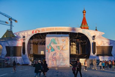 Moskova, Rusya - 21 Mayıs 2018: Kızıl Meydan ve Kremlin'e yakınındaki bir sahnesinde gün Slav yazma ve kültür 24 Mayıs 2018 Moskova'da adanmış etkinlikler için hazırlanıyor