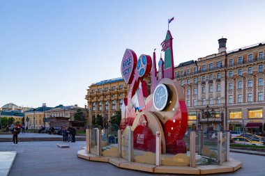 Moskova, Rusya - 21 Mayıs 2018: Bir saat gün, saat ve dakika FIFA Dünya Kupası 2018 yılında Rusya Kremlin yakınındaki modacı Square'de başlangıcı için bir geri sayım. National Hotel arka plan üzerinde.