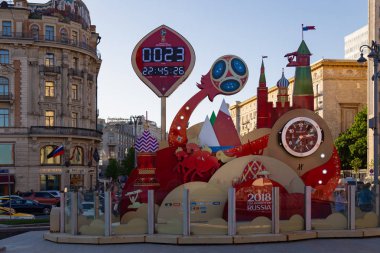 Moskova, Rusya - 21 Mayıs 2018: Bir saat gün, saat ve dakika FIFA Dünya Kupası 2018 yılında Rusya Kremlin yakınındaki modacı Square'de başlangıcı için bir geri sayım. National Hotel arka plan üzerinde.