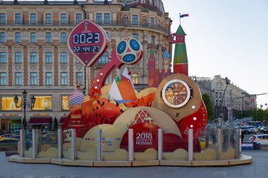 Moskova, Rusya - 21 Mayıs 2018: Bir saat gün, saat ve dakika FIFA Dünya Kupası 2018 yılında Rusya Kremlin yakınındaki modacı Square'de başlangıcı için bir geri sayım. National Hotel arka plan üzerinde.