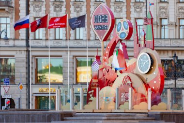 Moskova, Rusya - 21 Mayıs 2018: Bir saat gün, saat ve dakika FIFA Dünya Kupası 2018 yılında Rusya Kremlin yakınındaki modacı Square'de başlangıcı için bir geri sayım. National Hotel arka plan üzerinde.