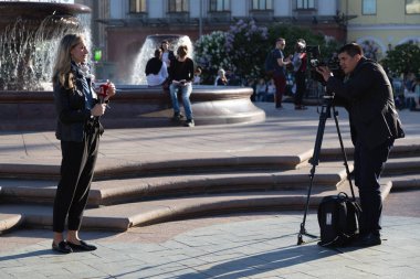 Moscow, Rusya Federasyonu - 21 Mayıs 2018: Bulgar Tv kanalının Kanal 3 film ekibi bir rapor yakın Bolşoy tiyatro vuruyor. Bir gazeteci 