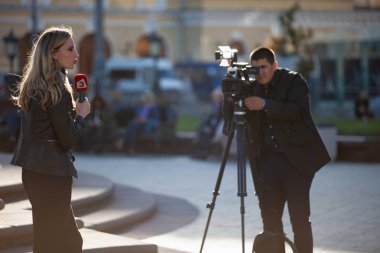 Moscow, Rusya Federasyonu - 21 Mayıs 2018: Bulgar Tv kanalının Kanal 3 film ekibi bir rapor yakın Bolşoy tiyatro vuruyor. Bir gazeteci 