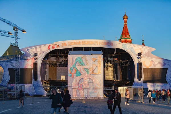 Moskova, Rusya - 21 Mayıs 2018: Kızıl Meydan ve Kremlin'e yakınındaki bir sahnesinde gün Slav yazma ve kültür 24 Mayıs 2018 Moskova'da adanmış etkinlikler için hazırlanıyor