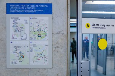 Moskova, Rusya - 11 Haziran 2018: Posterler ile Yön havaalanlarına, Moskova metro girişinde mundiale hayranları için fan merkezi ve Stadyum Moskova FIFA 2018 Dünya Kupası maçları düzenlendiği,