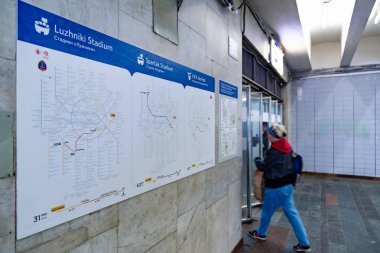 Moskova, Rusya - 11 Haziran 2018: Posterler ile Yön havaalanlarına, Moskova metro girişinde mundiale hayranları için fan merkezi ve Stadyum Moskova FIFA 2018 Dünya Kupası maçları düzenlendiği,