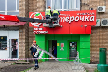 Moskova, Rusya - 11 Haziran 2018: İşçiler bir işaret popüler gıda mağazasında Pyaterochka ortadan kaldırmak. Rusya X5 en büyük perakendeci perakende grubu (Pyaterochka, Perekrestok, Karusel) en iyi duruma getirir ağ