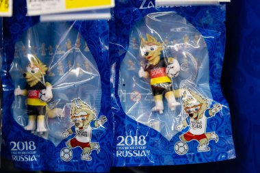 Moskova, Rusya - 2 Haziran 2018: Resmi FIFA Dünya Kupası 2018 Rusya #worldcup Auchan alışveriş mağazalarında ürünlerinin lisanslı. Hediyelik eşya Şampiyonası mundial maskot Zabivaka sembolleri ile