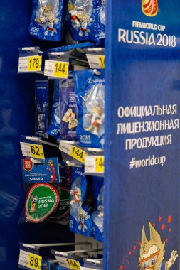 Moskova, Rusya - 2 Haziran 2018: Resmi FIFA Dünya Kupası 2018 Rusya #worldcup Auchan alışveriş mağazalarında ürünlerinin lisanslı. Hediyelik eşya Şampiyonası mundial maskot Zabivaka sembolleri ile