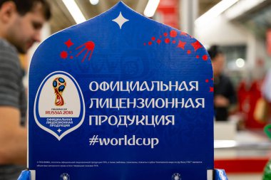 Moskova, Rusya - 2 Haziran 2018: Resmi FIFA Dünya Kupası 2018 Rusya #worldcup Auchan alışveriş mağazalarında ürünlerinin lisanslı. Hediyelik eşya Şampiyonası mundial sembolleri ile