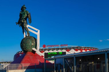 Moskova, Rusya - 23, 2018: 25 metre gladyatör maskot anıt giriş FIFA 2018 Dünya Kupası Arjantin-İzlanda (16 Haziran) ve Sırbistan-Brezilya (27 Haziran maçlar ev sahipliği yapan Spartak Stadyumu yakınındaki Mayıs).