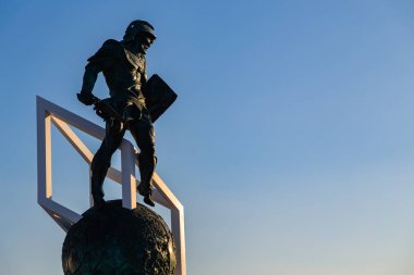 Moskova, Rusya - 23, 2018: 25 metre gladyatör maskot anıt giriş FIFA 2018 Dünya Kupası Arjantin-İzlanda (16 Haziran) ve Sırbistan-Brezilya (27 Haziran maçlar ev sahipliği yapan Spartak Stadyumu yakınındaki Mayıs).