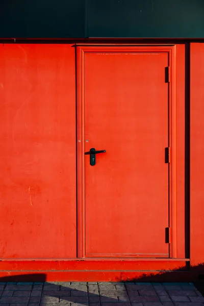 Porte Moderne Avec Une Poignée Noire Une Serrure Couleur Rouge — Photo