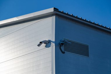 Kameralar video gözetim spor stadyum yakınında mavi gökyüzü binanın köşesindeki. Maç sırasında taraftarların güvenliği. CCTV.