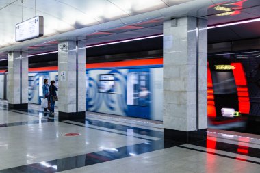 Moskova, Rusya - 23 Mayıs 2018: İnsanlar bekleyen tren Moskova metro istasyonunda Spartak FIFA 2018 Dünya Kupası Arjantin-İzlanda ve Sırbistan-Brezilya hangi ana bilgisayarın eşleşen açılış Arena Stadyumu yanında olduğunu