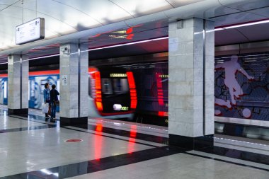 Moskova, Rusya - 23 Mayıs 2018: İnsanlar bekleyen tren Moskova metro istasyonunda Spartak FIFA 2018 Dünya Kupası Arjantin-İzlanda ve Sırbistan-Brezilya hangi ana bilgisayarın eşleşen açılış Arena Stadyumu yanında olduğunu