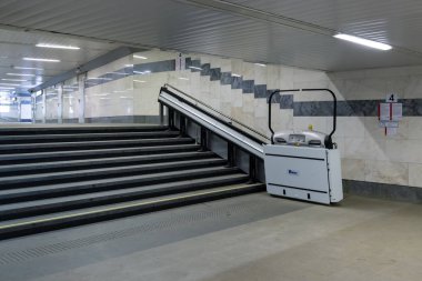 Moskova, Rusya - 23 Mayıs 2018: Moskova metro istasyonu Spartak hangi ana FIFA 2018 Dünya Kupası maçları açılış Arena Stadı yanındaki bir giriştir. Engelliler için donatılmış elektrikli Asansör merdiven