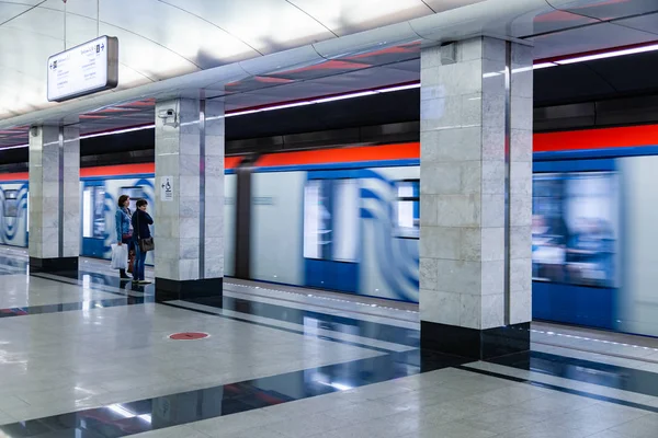 Moskau Russland Mai 2018 Wartende Menschen Zug Der Moskauer Metrostation — Stockfoto