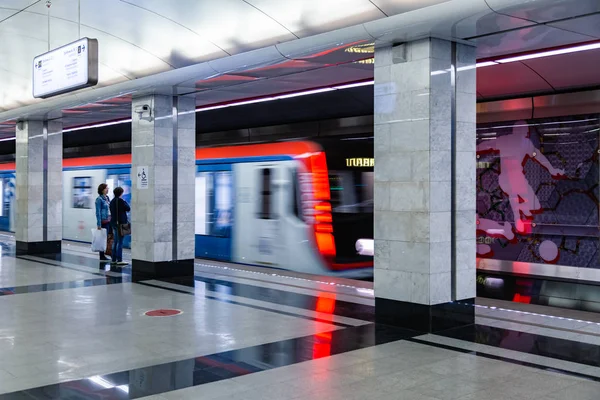 Moskau Russland Mai 2018 Wartende Menschen Zug Der Moskauer Metrostation — Stockfoto