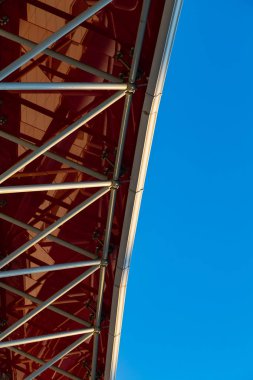 Bir cam çatı inşaat alt mavi gökyüzü görünümü. Modern mimari. Metal cam plakanın yapısıyla destekleyen. Giriş Spor Stadyumu