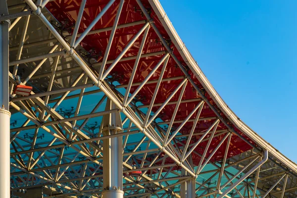ガラス屋根の施工に青い空の景色 近代建築 金属ガラス プレート構造をサポートします スポーツ スタジアムへの入り口 — ストック写真