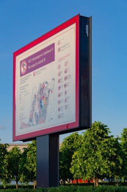 Moskova, Rusya - 23 Mayıs 2018: Billboard seyirci FIFA 2018 Dünya Kupası Arjantin-İzlanda (16 Haziran) ve Sırbistan-Brezilya (27 Haziran maçlar ev sahipliği yapan Spartak stadium yakınındaki hareketinin şemalı)