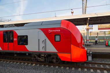 Moskova, Rusya - 17 Ağustos 2018: Açık bir platform üzerinde kişi Moskova Merkezi yüzük Lokomotiv istasyonunda tren bekliyor. Platformda işte elektrikli bir tren Es2g-050 