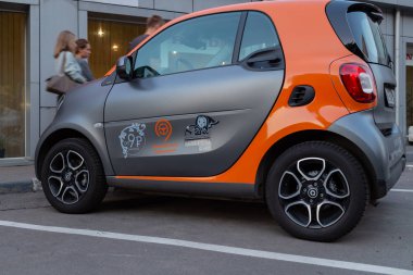 Moskova, Rusya - 17 Ağustos 2018: A Smart fortwo şirket paylaşımı araba Matresh araba kira için kullanılabilir. Ücretsiz ücretli otopark park edebilirsiniz Carsharing de Moskova'da popüler çünkü