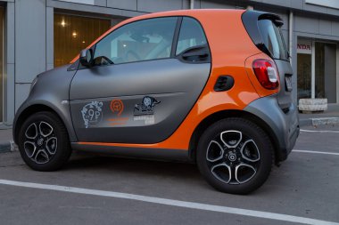 Moskova, Rusya - 17 Ağustos 2018: A Smart fortwo şirket paylaşımı araba Matresh araba kira için kullanılabilir. Ücretsiz ücretli otopark park edebilirsiniz Carsharing de Moskova'da popüler çünkü