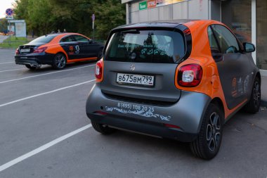 Moskova, Rusya - 17 Ağustos 2018: A Smart fortwo şirket paylaşımı araba Matresh araba kira için kullanılabilir. Ücretsiz ücretli otopark park edebilirsiniz Carsharing de Moskova'da popüler çünkü