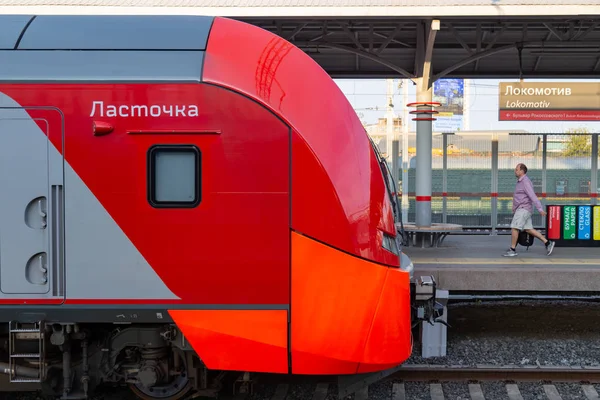 Moskova, Rusya - 17 Ağustos 2018: Açık bir platform üzerinde kişi Moskova Merkezi yüzük Lokomotiv istasyonunda tren bekliyor. Platformda işte elektrikli bir tren Es2g-050 