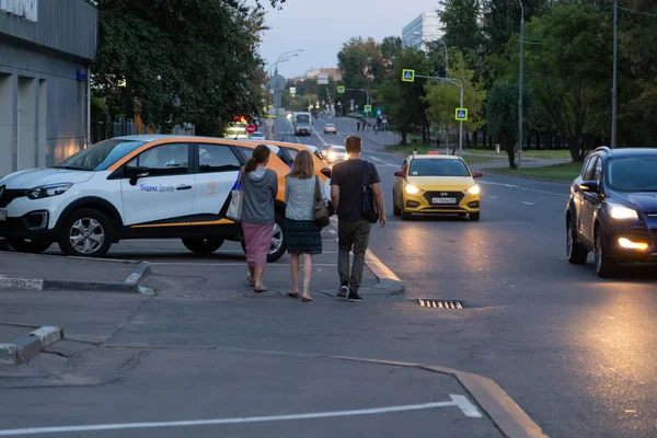 Moskova, Rusya - 17 Ağustos 2018: A Renault Captur, crossover Yandex sürücüsünü paylaştırarak araba kira için kullanılabilir. Ücretsiz ücretli otopark park edebilirsiniz Carsharing de Moskova'da popüler çünkü
