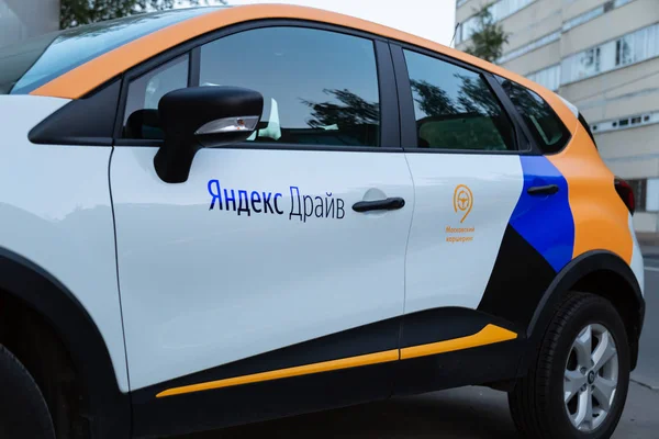 Moskova, Rusya - 17 Ağustos 2018: A Renault Captur, crossover Yandex sürücüsünü paylaştırarak araba kira için kullanılabilir. Ücretsiz ücretli otopark park edebilirsiniz Carsharing de Moskova'da popüler çünkü