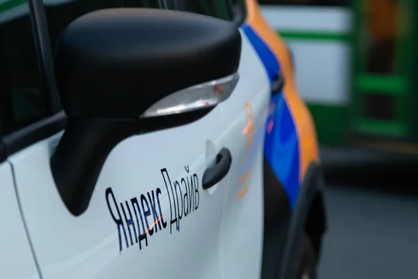 Moskova, Rusya - 17 Ağustos 2018: A Renault Captur, crossover Yandex sürücüsünü paylaştırarak araba kira için kullanılabilir. Ücretsiz ücretli otopark park edebilirsiniz Carsharing de Moskova'da popüler çünkü
