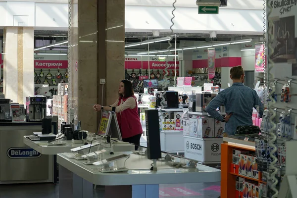 Moscow Rússia Abril 2018 Funcionário Mediamarkt Centro Comercial Yerevan Plaza — Fotografia de Stock