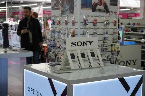 Moscow Rússia Abril 2018 Comprador Vitrine Sony Loja Mediamarkt Shopping — Fotografia de Stock