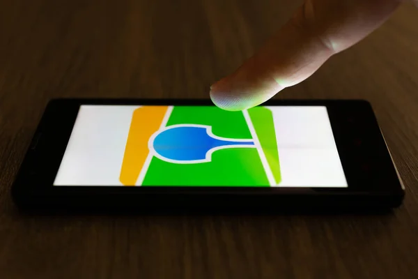 Moskova, Rusya - 19 Ağustos 2018: bir tablo 2gis app logo görüntüleme karanlıkta yatan bir smartphone. Parmak dokunmatik ekran üzerinde. Çevrimdışı harita navigasyon ile seyahat kavramı.
