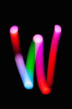 Koyu arka plan W. mektup parlak harfler. Geceleri soyut ışık resim. Yaratıcı sanat renkli bokeh. Yeni yıl. Bunu kullanmak için yapı tasarım kitap kapağı, Cd, poster ya da posta kartı için kendi.