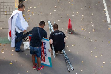 Moskova, Rusya - 7 Eylül 2018: Bir reklam ajansı çalışanları 9 Eylül 2018, Moskova Belediye Başkanı seçim kampanyası için açık hava reklam tasarım unsurları ile