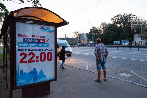Moskva Ryssland September 2018 Människor Hållplats För Kollektivtrafiken Affisch För — Stockfoto