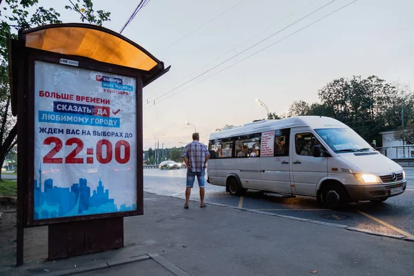 Moskva Ryssland September 2018 Människor Hållplats För Kollektivtrafiken Affisch För — Stockfoto