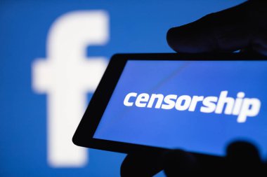 Moskova, Rusya - 14 Eylül 2018: el sansür metin görüntüleyen bir smartphone. Logo Facebook arka plan bulanık. Popüler sosyal ağlar üzerinde sansür kavramını. Sığ Dof