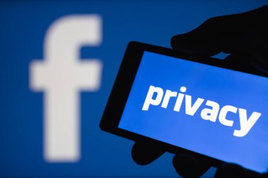Moskova, Rusya - 14 Eylül 2018: el gizlilik metin görüntüleyen bir smartphone. Logo Facebook arka plan bulanık. Popüler sosyal ağ üzerinde gizlilik kavramı. Sığ Dof